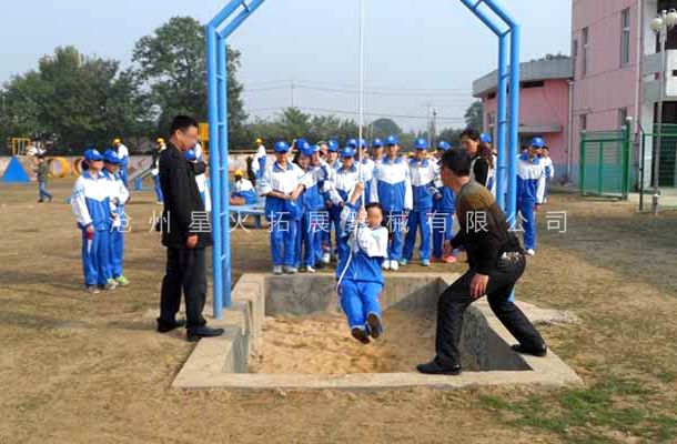 蕩繩過(guò)河-青少年戶(hù)外拓展訓(xùn)練器材-青少年探險(xiǎn)樂(lè)園拓展器