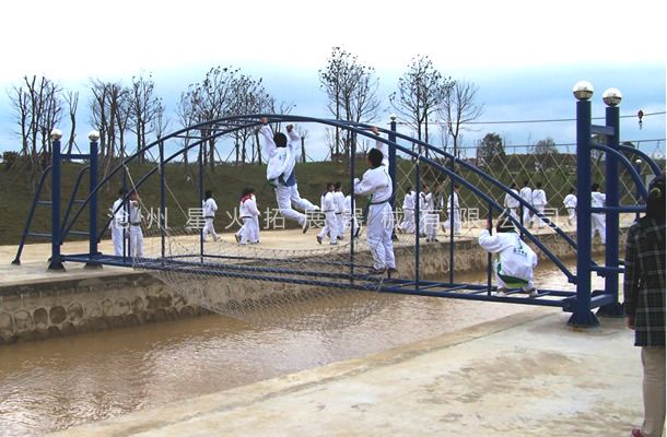 水上肋木橋-水上拓展器材廠家-水上拓展項(xiàng)目