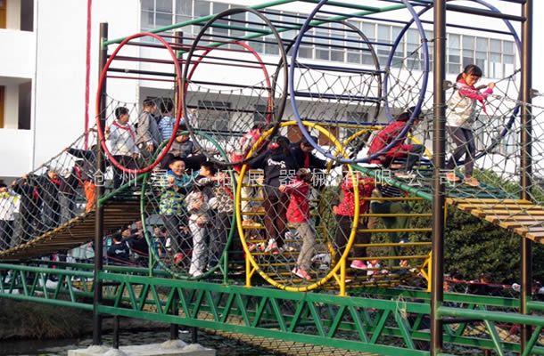 水上拓展樂園設施
