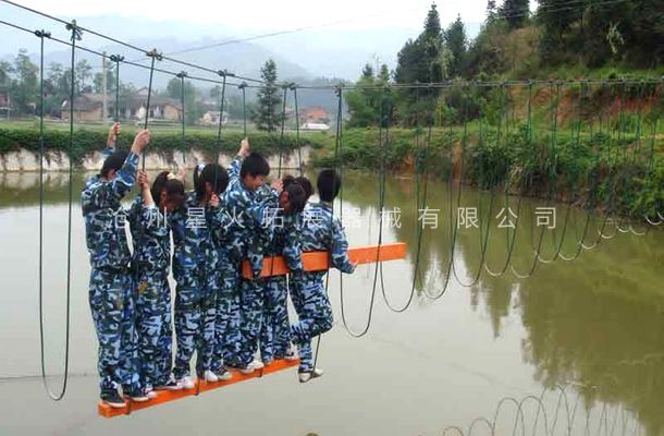 水上搭板過(guò)河-水上拓展器材廠家-水上拓展項(xiàng)目