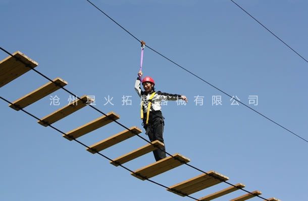 高空拓展器材，高空拓展訓(xùn)練架