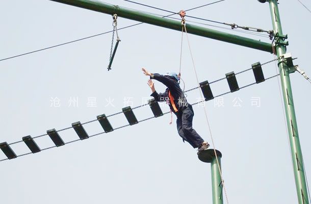 高空拓展器材，高空拓展訓(xùn)練架
