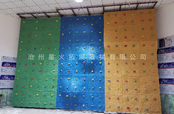 內(nèi)蒙古烏蘭察布化德縣青少年活動(dòng)中心室內(nèi)攀巖墻安裝完畢