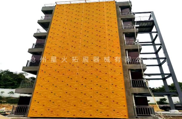 海南省三亞市某部隊訓(xùn)練攀巖墻安裝完畢已驗收